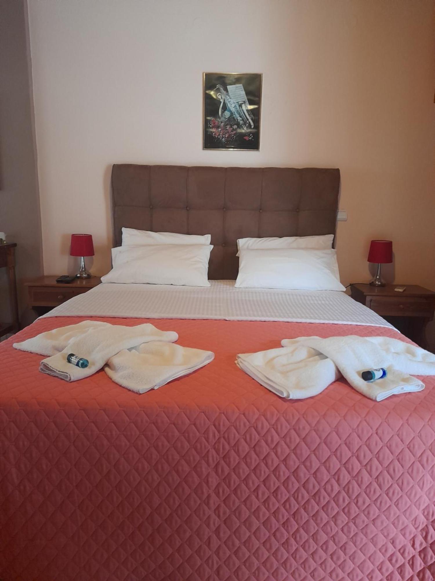 Delfini Aparthotel Akhladherí Exterior foto