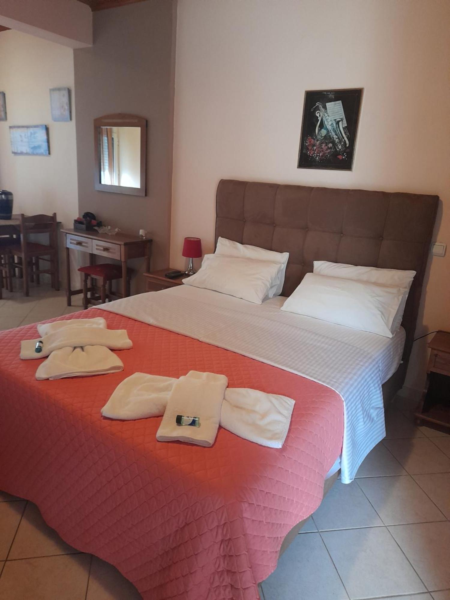 Delfini Aparthotel Akhladherí Exterior foto