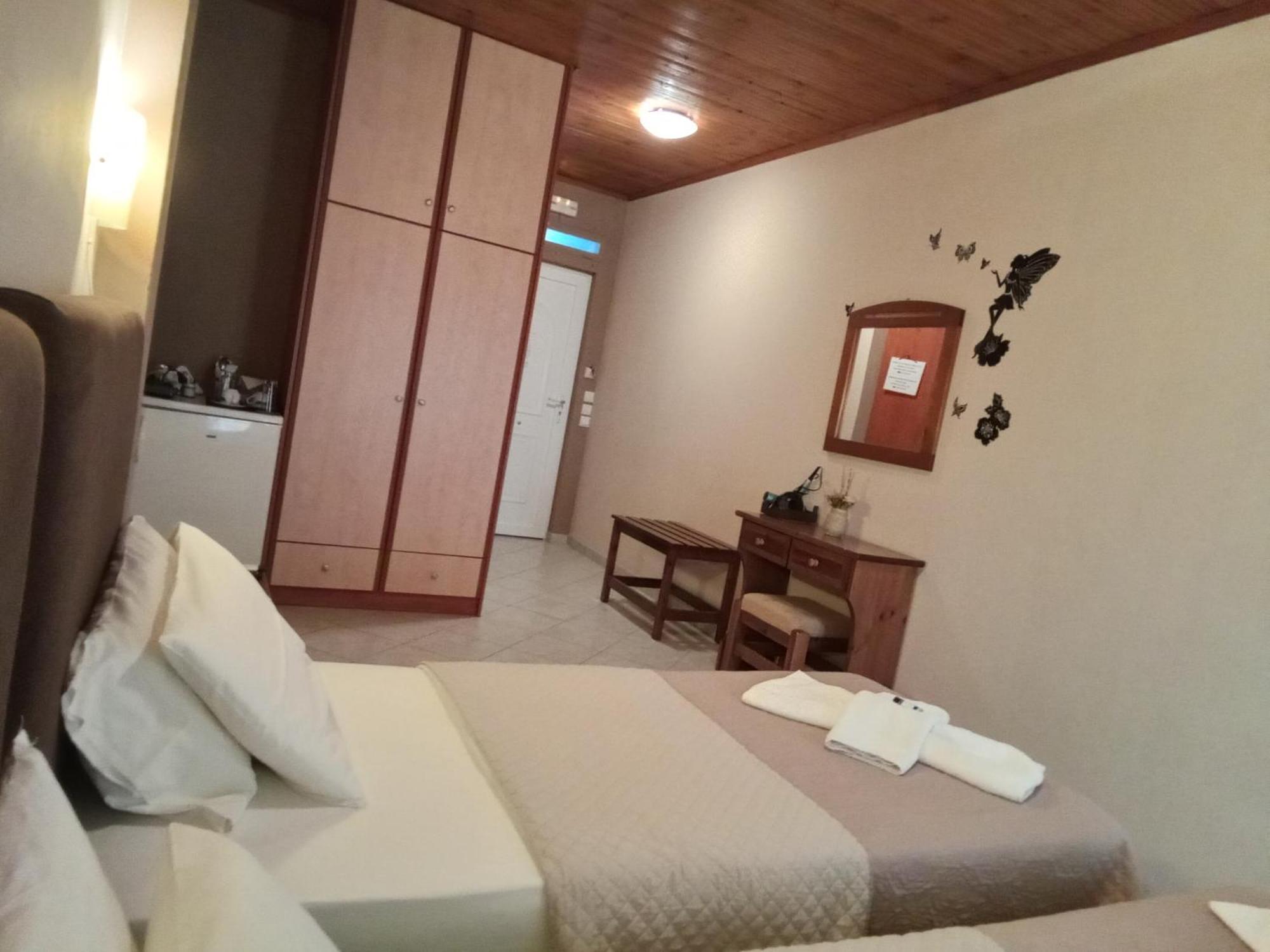 Delfini Aparthotel Akhladherí Exterior foto