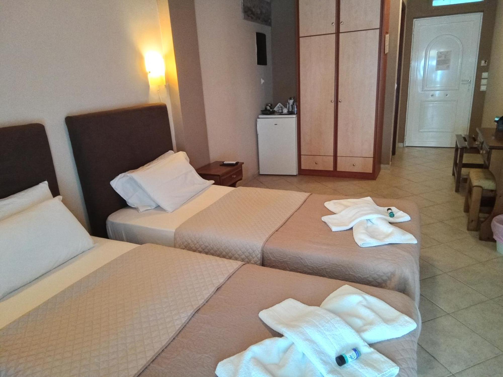 Delfini Aparthotel Akhladherí Exterior foto