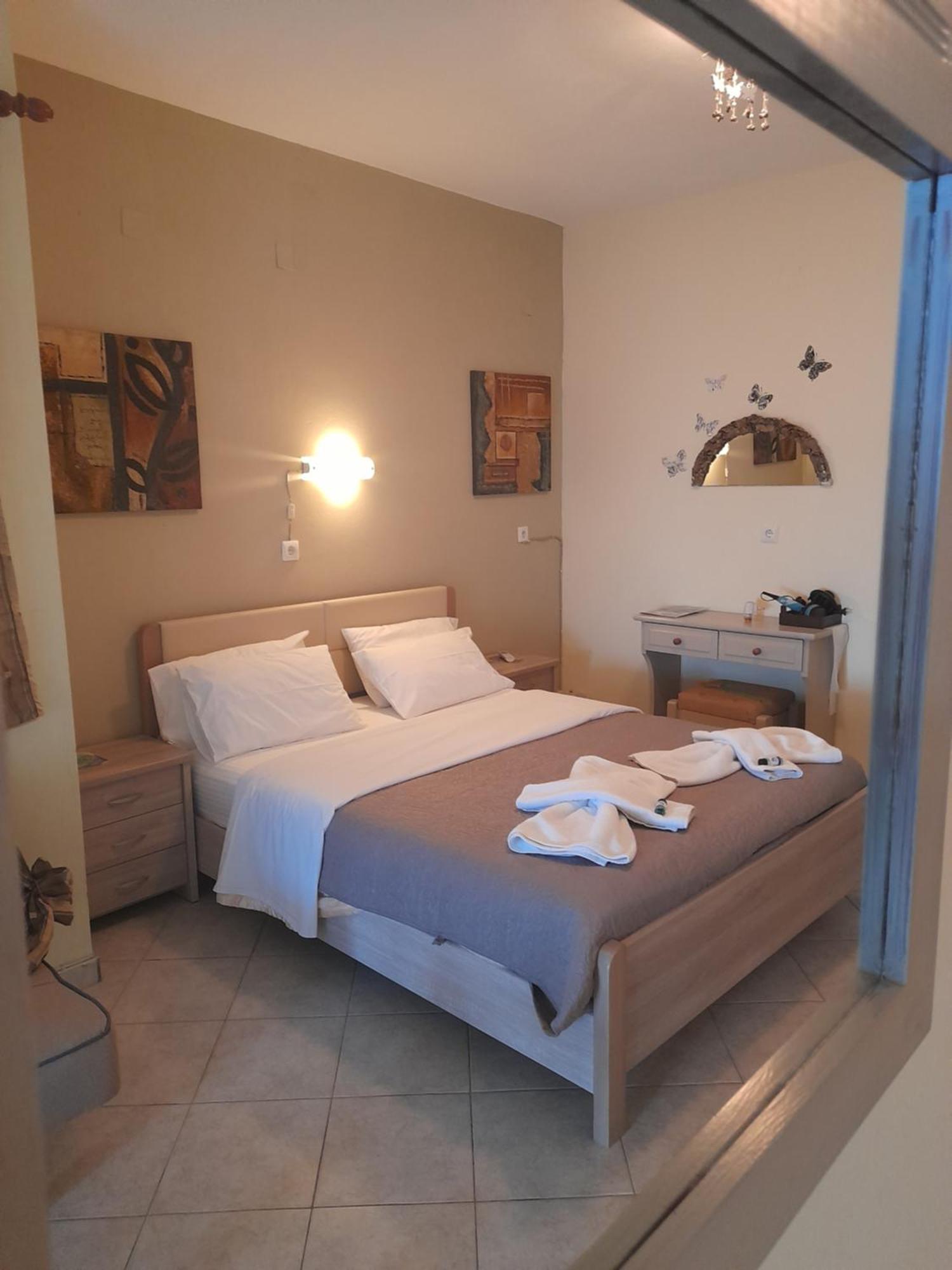 Delfini Aparthotel Akhladherí Exterior foto